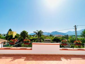 desde el balcón de una casa con flores en Villa Genova, en Carini