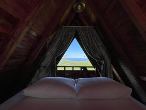 A bed or beds in a room at Harmanlı Bungalov