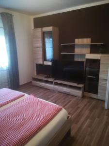Łóżko lub łóżka w pokoju w obiekcie Zentral gelegene, sehr ruhige und helle Wohnung