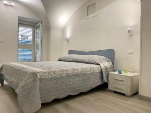 ein Schlafzimmer mit einem großen Bett und einem Fenster in der Unterkunft Casa Nonna Lucia - Puglia Mia Apartments in Monopoli