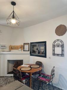 una sala da pranzo con tavolo e 2 sedie di Villa Beso Casa Rural a Otívar