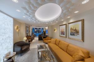 Hallmark Hotel & SPA Istanbul في إسطنبول: غرفة معيشة مع أريكة وسقف كبير