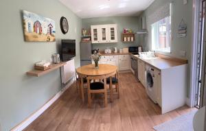 cocina con mesa, fregadero y lavadora en Self contained Garden Flat newly Refurbished, en Bridlington