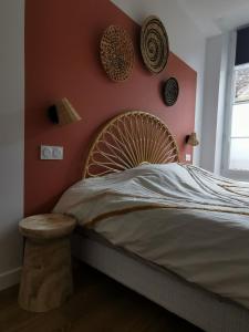 - une chambre avec un lit et un ventilateur mural dans l'établissement Clos Léonie - appartement avec sauna, à Givry