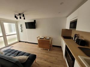 una sala de estar con un sofá y una mesa en Duplex Mon Désert - Parc Sainte Marie - Nancy Thermal, en Nancy