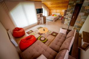 ein großes Wohnzimmer mit einem Sofa und einem Tisch in der Unterkunft ВИЛА Belle Vie in Beli Iskar