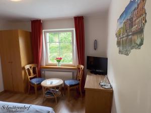 TV a/nebo společenská místnost v ubytování Schnütgenhof Übernachtung am Biggesee + 17 fotografií