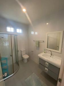 ein Badezimmer mit Waschbecken, Toilette und Spiegel in der Unterkunft Loma-asunto Hua Hin Soi 94 Baan Finland apartment 28 in Hua Hin