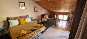 ein Wohnzimmer mit einem Sofa und einem Bett in der Unterkunft La Terrasse d'Oléa, au coeur du village in Buis-les-Baronnies