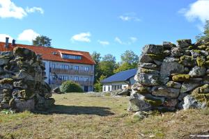 una vieja pared de piedra frente a un edificio en Tostarps Pensionat en Hässleholm