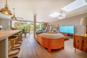 a living room with a bar and a tv at Stunning 3B2Ba Huge entertaining space and hottub! in Raynes Park