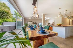 Restoran atau tempat makan lain di Stunning 3B2Ba Huge entertaining space and hottub!