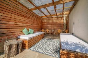 una sauna con 2 camas, mesa y sillas en Stunning 3B2Ba Huge entertaining space and hottub! en Raynes Park