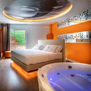 Hotel Avenue - Lovely hotel في مدريد: غرفة نوم فيها سرير وحوض استحمام