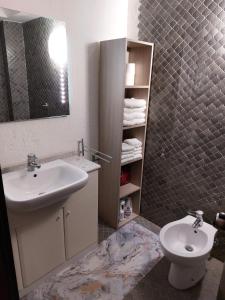 W łazience znajduje się umywalka, toaleta i lustro. w obiekcie Ciel Bleu - Cir 0122 w mieście Pila
