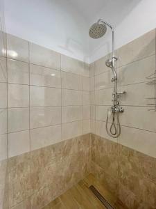 een douche met een glazen deur in de badkamer bij Chalupa U Josefa 