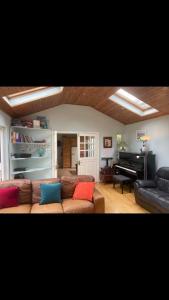 sala de estar con sofá y piano en The Piano House, en Carlow