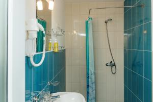 a bathroom with a shower with a sink and a toilet at Vila Carmen-camere de închiriat 3 stele in Baile Unu Mai +51 photos