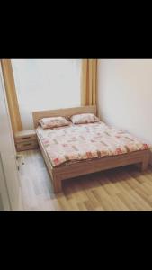 um quarto com uma cama com duas almofadas em Apartament Tiffany em Cluj-Napoca
