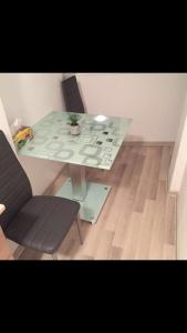 uma mesa de vidro e cadeiras numa sala de estar em Apartament Tiffany em Cluj-Napoca