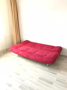uma grande cama vermelha sentada num quarto em Apartament Tiffany em Cluj-Napoca