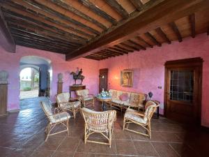 ein Wohnzimmer mit einem Tisch und Stühlen im Zimmer in der Unterkunft Suite Il Focolare, Villa Nemora in Castello di Montalto