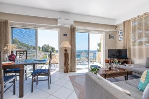 - un salon avec un canapé et une table dans l'établissement VILLA CRUG HYWEL - VILLEFRANCHE-SUR-MER, à Villefranche-sur-Mer