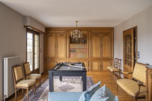 a living room with a pool table and chairs at Centre ville - l'Ere du temps - Route des vins in Marlenheim