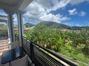 Paix Bouche的住宿－MJay's Studio，享有香蕉种植园景致的阳台