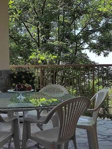 een tafel en stoelen op een patio bij Stella's Country House in Prodromos
