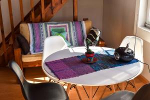 a white table with a plant on it in a room at Alojamiento moderno cerca del Mar, Mar del Plata in Mar del Plata