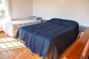 1 dormitorio con 2 camas en una habitación en Alojamiento moderno cerca del Mar, Mar del Plata en Mar del Plata