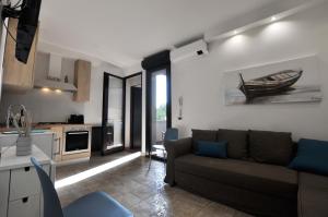 a living room with a couch and a kitchen at Dalila's Apartment in Sirmione