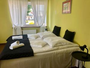 Una cama en un dormitorio con dos toallas. en Folwark Nadmorska Ostoja, en Mechelinki