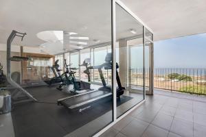アデへにあるSuite Mirador del Galeónのトレッドミルとエリプティカルマシンが備わる屋内ジム