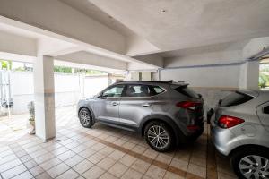 two cars parked next to each other in a garage at SDF - Apartamentos lindos em Floripa-SC in Florianópolis