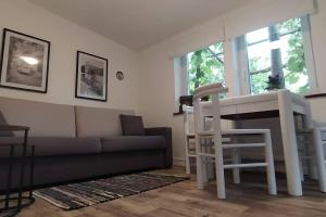 un soggiorno con divano e tavolo di FairSchlafen a Bücken