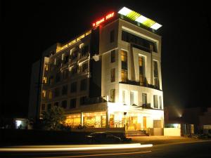 un edificio de hotel con un cartel de neón en la parte superior por la noche en Hotel Niky International, en Jodhpur
