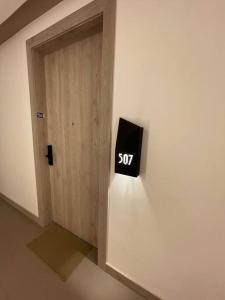 a clock on the side of a wall next to a door at Lindo e iluminado apartaestudio en La Carolina in Quito