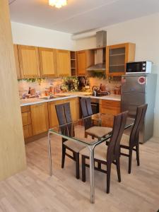 uma cozinha com uma mesa de vidro e cadeiras em Cozy one bedroom apartment in city center em Taline