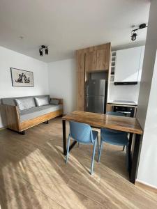 eine Küche mit einem Tisch, Stühlen und einem Bett in der Unterkunft Lindo e iluminado apartaestudio en La Carolina in Quito