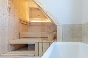 Una habitación con una escalera con estantes de madera y una cama. en Biikehuus Ost, en Niebüll
