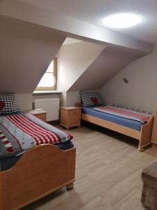 um quarto com 2 camas num sótão em Hanslbauernhof em Moosbach