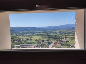 aus einem Fenster mit Stadtblick in der Unterkunft BOHO location 2 in Bonnieux