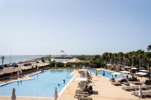 una piscina en un resort con playa y océano en TAIGA Delta de l'Ebre, en L'Ampolla