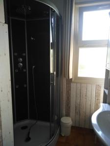 La salle de bains est pourvue d'une douche, de toilettes et d'un lavabo. dans l'établissement LA GRAND'VIGNE, à Chauzon