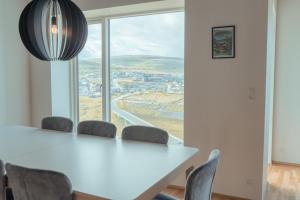 comedor con mesa y sillas y ventana grande en Breathtaking Views - New - 220m2 - 5 BR - Walks en Tórshavn