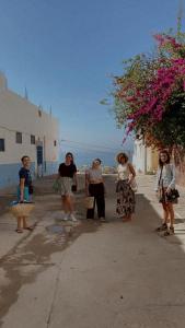 un grupo de mujeres caminando por una calle en Green IGR Guesthouse en Agadir