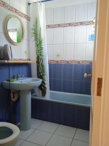 uma casa de banho com um lavatório, um WC e uma banheira em Casa Panorámica em Maspalomas