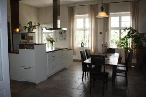 a kitchen and dining room with a table and chairs at Flett - Artlands Home - Landhaus für Familien und Gruppen in Badbergen